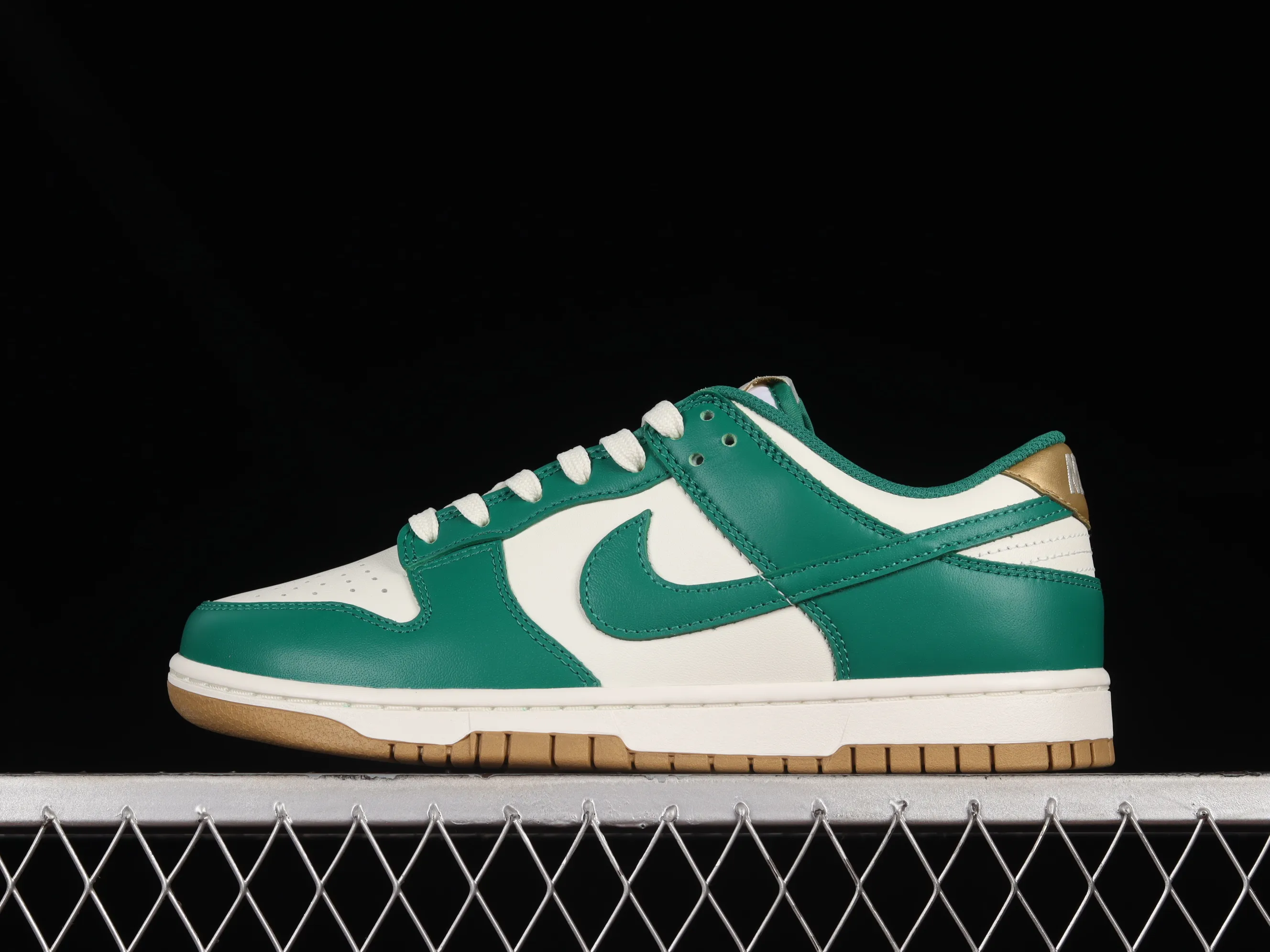 All categories Nk SB Dunk Series Nk SB Dunk Low Low-top sneakers Nk Dunk Low "Green and Gold" Refreshing green color SB Dunk Series low-top casual sports skateboard shoes FB7173-131